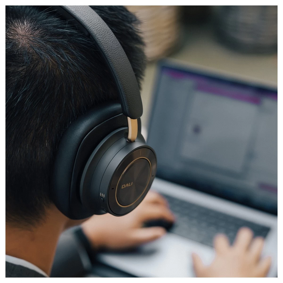 DALI IO-12 True Hi-Fi Wireless Headphones - Image 8