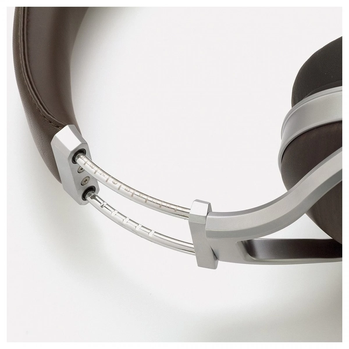 Denon AH-D5200 Reference Quality Over-Ear Headphones - Image 5